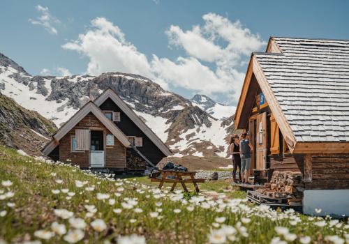 Le refuge du Fond des Fours en été avec les fleurs - Le refuge du Fond des Fours en été avec les fleurs