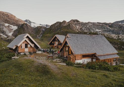 Le refuge du Fond des Fours en été au crépuscule - Le refuge du Fond des Fours en été au crépuscule