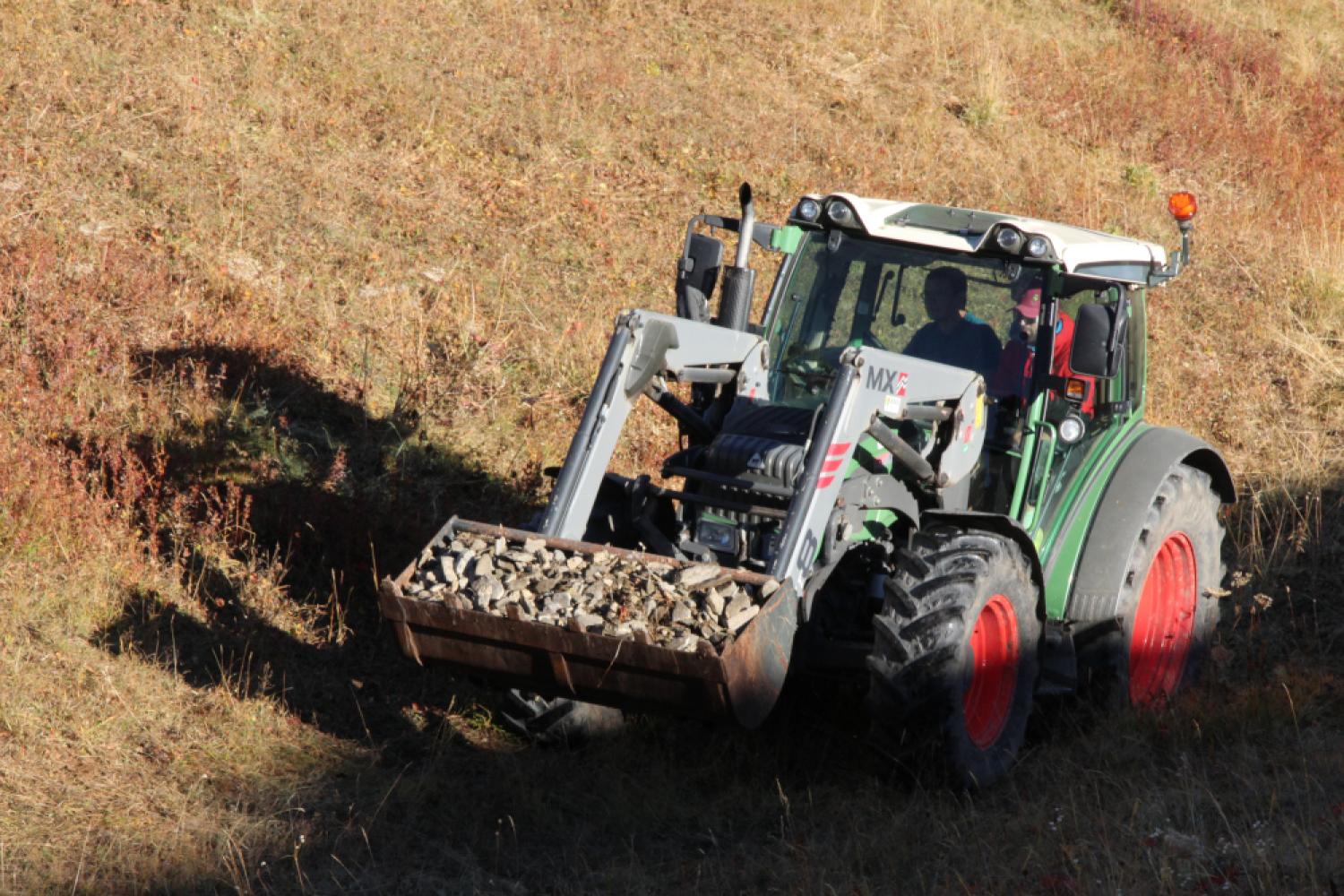 Évacuation d’un godet rempli d'environ 300 kg de cailloux