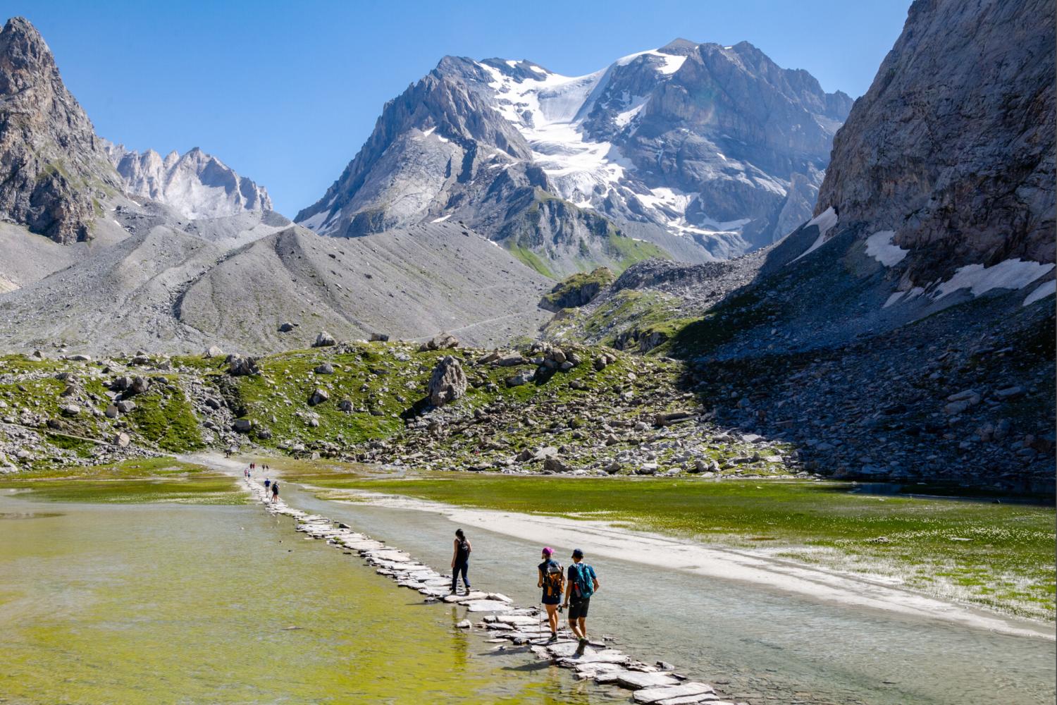 Promeneurs traversant le lac des vaches